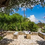 Bougainvillea Tree House Holiday home *