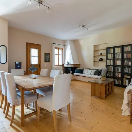 Bougainvillea Tree House *