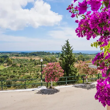 Holiday home Bougainvillea Tree House