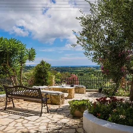 Bougainvillea Tree House * Chavriáta