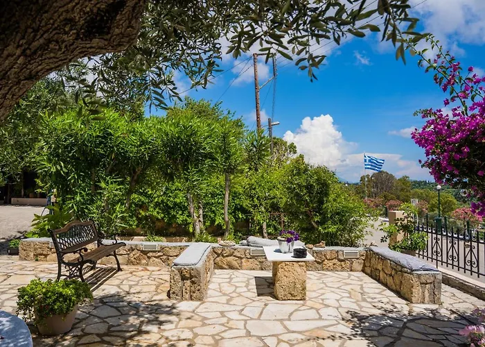 Bougainvillea Tree House Holiday home *