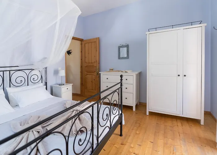 Semesterbostad Bougainvillea Tree House *