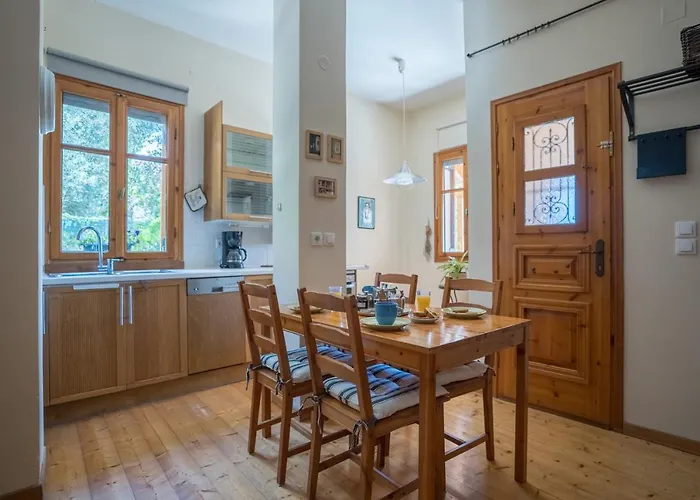 Semesterbostad Bougainvillea Tree House