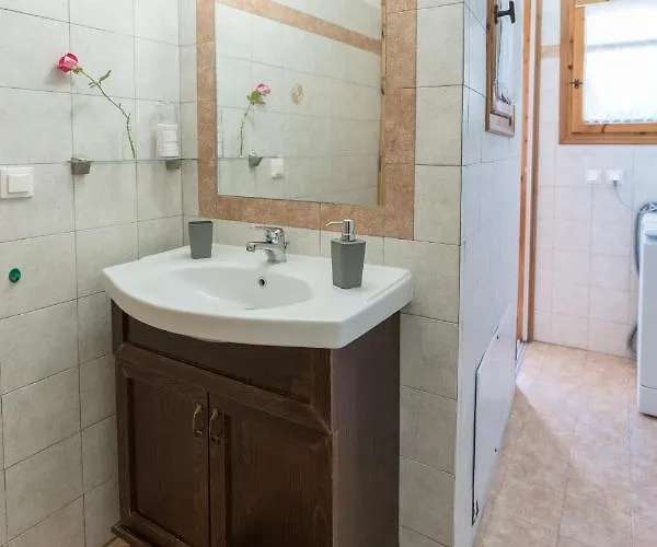 Bougainvillea Tree House Semesterbostad