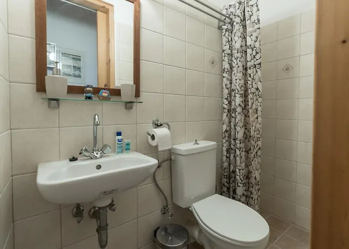 Bougainvillea Tree House Semesterbostad Chavriáta