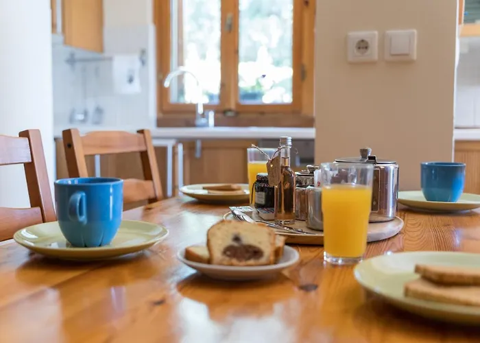 Semesterbostad Bougainvillea Tree House *