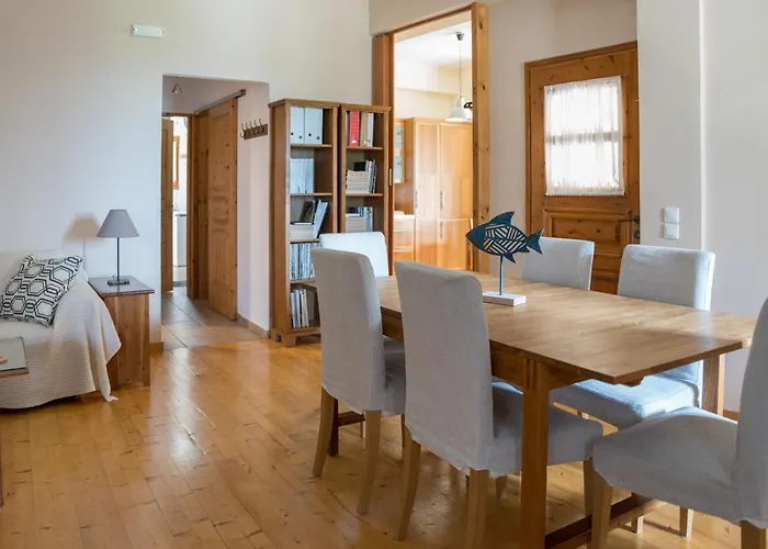 Semesterbostad Bougainvillea Tree House Chavriáta