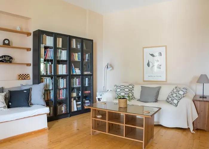 Bougainvillea Tree House Semesterbostad Chavriáta