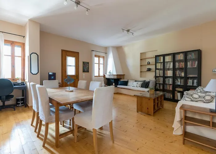 Bougainvillea Tree House *