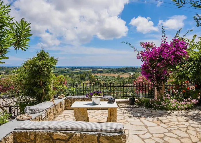 Bougainvillea Tree House Chavriáta