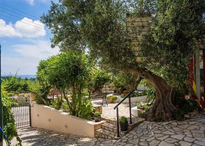 Bougainvillea Tree House Semesterbostad Chavriáta