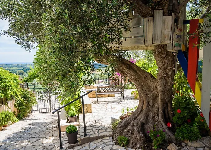 Bougainvillea Tree House Semesterbostad Chavriáta
